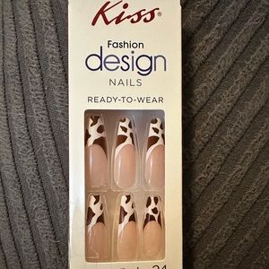 Kiss Fashion design NAILS
READY-TO-WEAR
